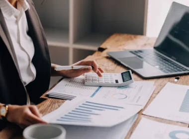 Marketingový tým u stolu plánuje kampaň nad notebooky a grafy