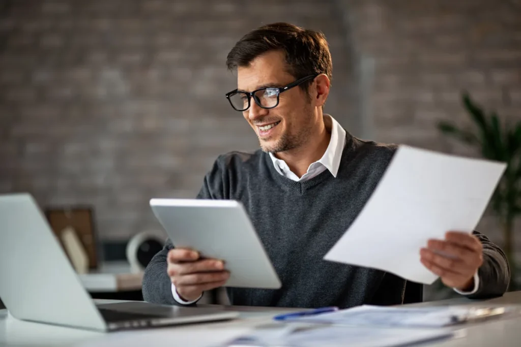 Freelancerka kontroluje faktury za online reklamu na notebooku